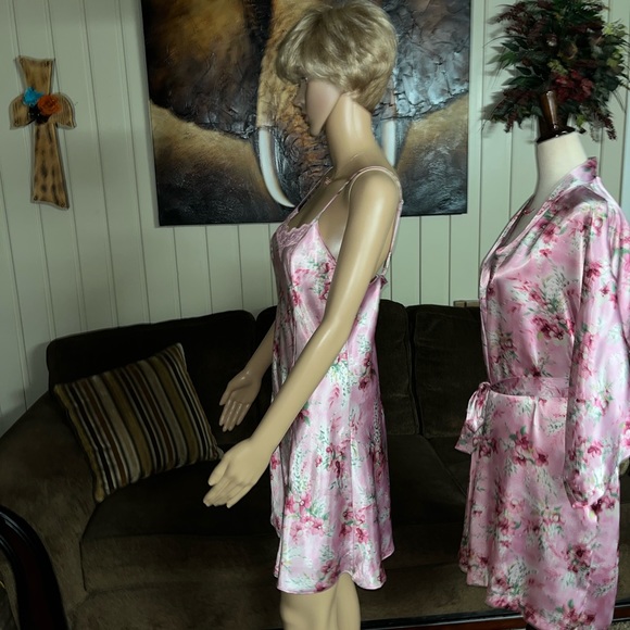Private Luxuries • Medium • Floral • Pink • Nightgown/ Robe Set - Picture 2 of 16